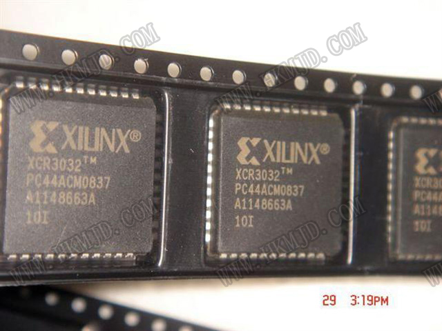 XCR3032-10PC44I